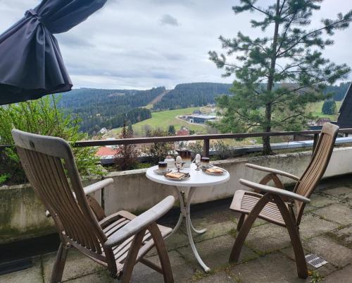 - Balcón con vistas, mesa y 2 sillas en Mountain-top with balcony, en Schonach