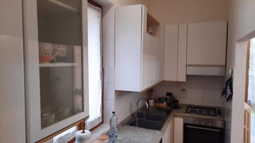 Tuscan Charm Spacious Florence Homeにあるキッチンまたは簡易キッチン