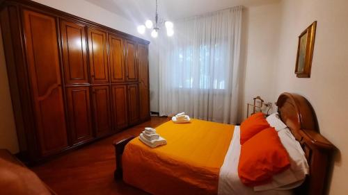 Tuscan Charm Spacious Florence Homeにあるベッド