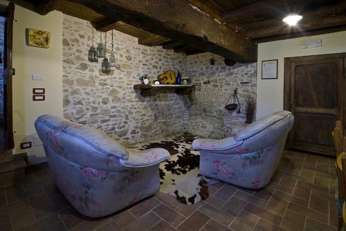 a room with two chairs in the middle of a room at Casale del Monsignore in Spoleto