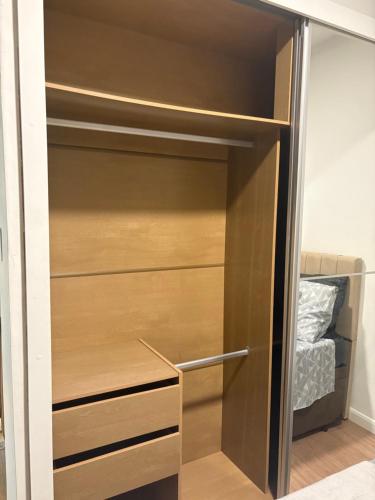 Giường trong phòng chung tại Kitnet Vista Mar em São Vicente - Charme e Conforto