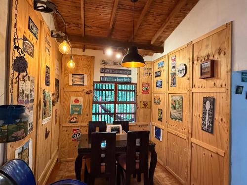a dining room with wooden walls and a table and chairs at Casa incluyendo Glamping! 13 personas, Familias con niños in Jardin