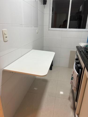 Nhà bếp/bếp nhỏ tại Kitnet Vista Mar em São Vicente - Charme e Conforto