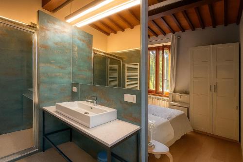 a bathroom with a sink and a bed at Villa La Gioconda in Arezzo