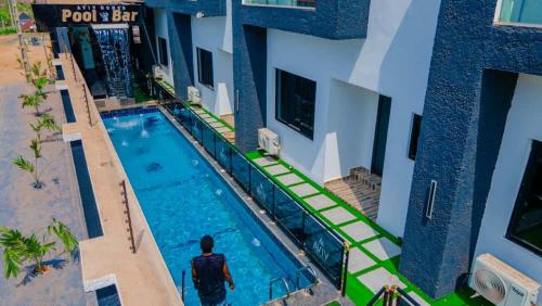 una vista aérea de una piscina en un hotel en Aviv Luxury Homes, en Enugu