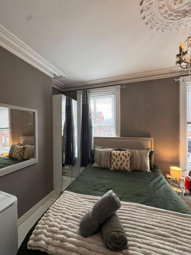 a bedroom with a large bed and a mirror at Cozy House Great Location in Belfast