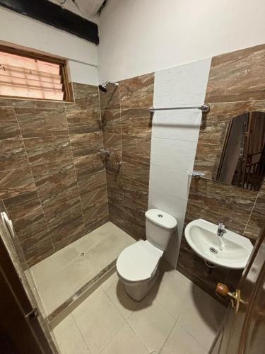 a bathroom with a toilet and a shower and a sink at Casa Hotel San Gil in San Gil