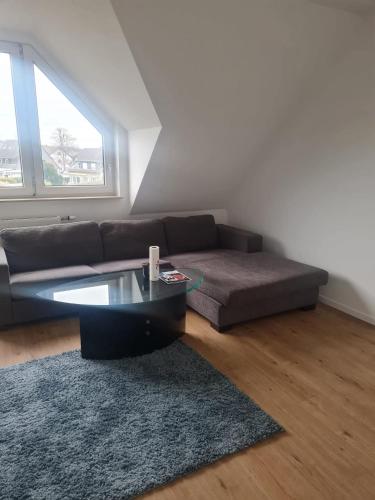 Una sala de estar con un sofá y una mesa de cristal. en Scumpu gheorghe Rareș, en Witten