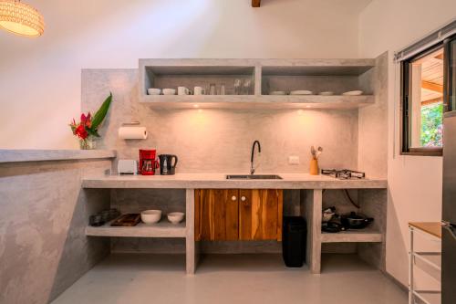 Una cocina o kitchenette en Feeling Trees Jungle Lodge