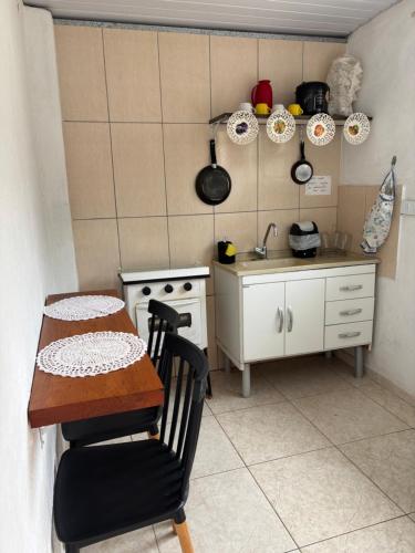 Η κουζίνα ή μικρή κουζίνα στο Kitnet Aconchegante Simples e Bem Localizada