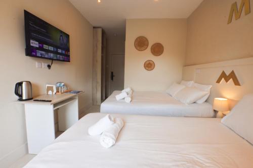 Postel nebo postele na pokoji v ubytování MSM Arena Hotel
