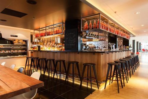 Loungen eller baren på citizenM Amsterdam South