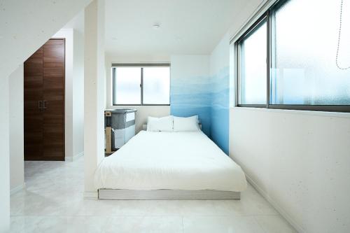 東京にあるWANOYADO Tokyo - Modern Japanese House near Shinjuku & Shibuyaの窓のある部屋にベッドがある寝室