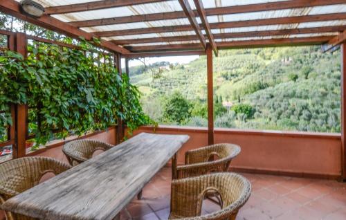 LarcianoにあるStunning Home In Larciano Castello With Wifiの木製テーブルと椅子が備わる眺めの良いパティオ