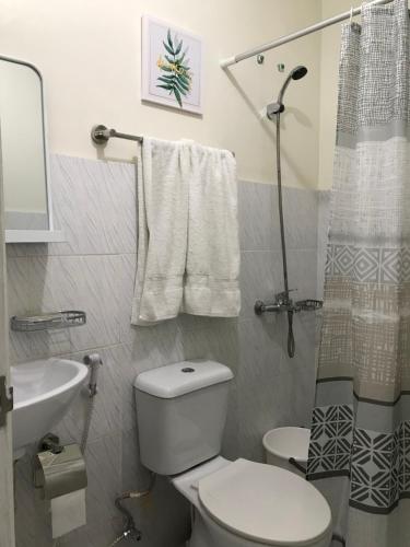 Et badeværelse på Royal Garden Residences - Mabolo