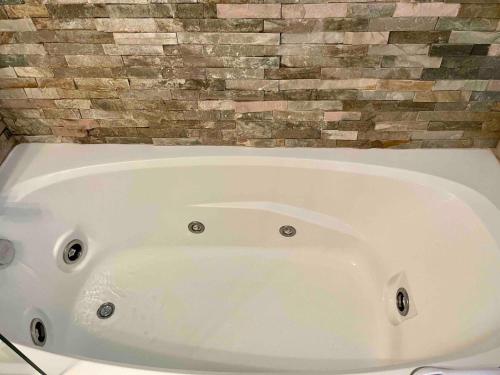 Bilik mandi di Charming Apartment with Jacuzzi in Central Location