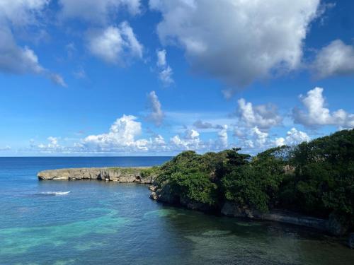 Une petite île au milieu de l'océan dans l'établissement Summit Escapes, 