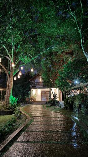 Taman di luar Chalé Recanto dos pássaros.