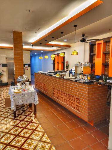 een keuken met een aanrecht en een tafel in een restaurant bij Swiss Hotel Heritage Boutique Melaka in Melaka