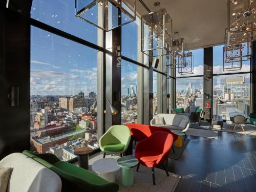 citizenM New York Boweryにあるシーティングエリア
