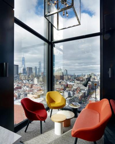 citizenM New York Boweryにあるシーティングエリア