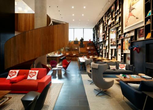 citizenM New York Boweryにあるシーティングエリア