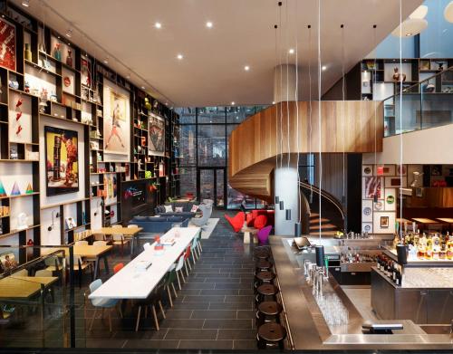 citizenM New York Boweryにあるシーティングエリア