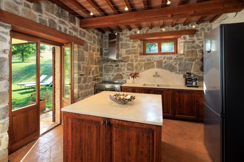 Φωτογραφία από το άλμπουμ του Charming Historic Villa-10 acres σε Quadro Vecchio