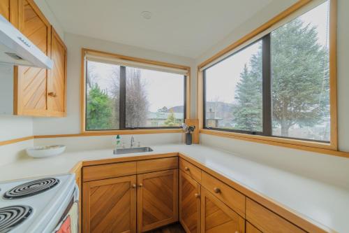 Una cocina o cocineta en Manawaroto 4BR with Mountain & Lake Views