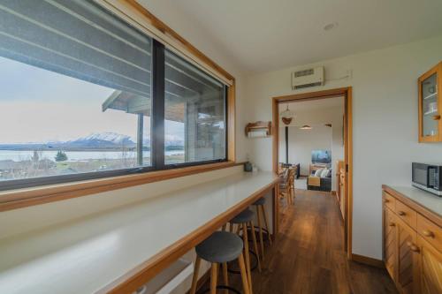 Una cocina o cocineta en Manawaroto 4BR with Mountain & Lake Views