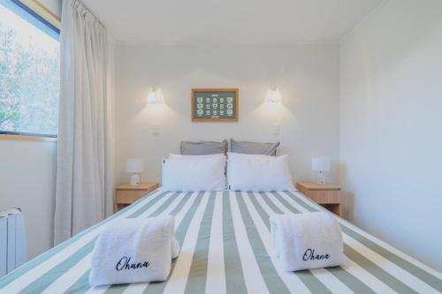 Una cama o camas en una habitación de Manawaroto 4BR with Mountain & Lake Views