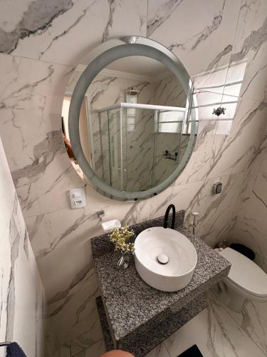 Ένα μπάνιο στο Apartamento 10 a 4 min da Basílica