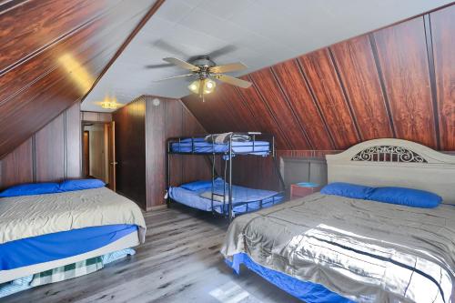 Ένα ή περισσότερα κρεβάτια σε δωμάτιο στο Pet Friendly Wi-fi Firepit Tv