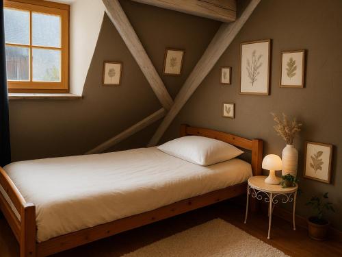 a bedroom with a bed and a window at Maison à Colombages au Cœur du Vignoble Alsacien avec Parking et Chauffage Inclus - FR-1-744-23 in Ammerschwihr