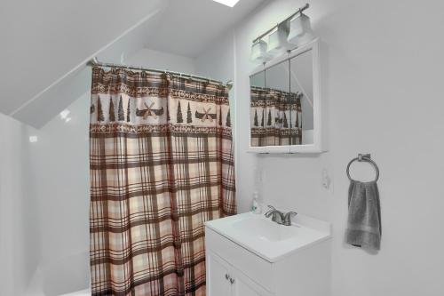 Ένα μπάνιο στο Pet Friendly Wi-fi Firepit Tv