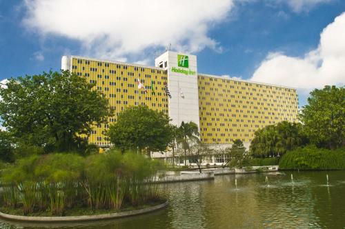 a large building with a pond in front of it at Holiday Inn Sao Paulo Parque Anhembi by IHG in Sao Paulo