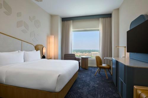 Ένα ή περισσότερα κρεβάτια σε δωμάτιο στο Renaissance Schaumburg Convention Center Hotel