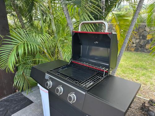 una parrilla negra con un portátil encima en Happy Hill Inn, en Kailua-Kona