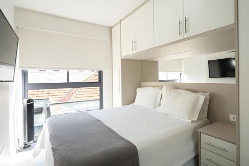 リオデジャネイロにあるUrban Lapaの大きな白いベッドと窓のある寝室