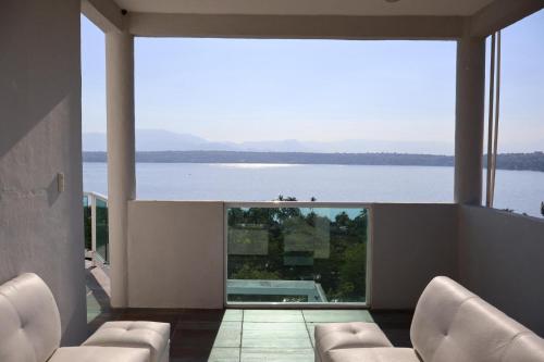 Una sala de estar con vista al agua. en Casa de la Puesta del Sol, en Tequesquitengo