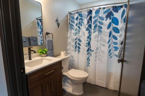 Ένα μπάνιο στο Brand New Uptown 1BR Apartment Fayette 101