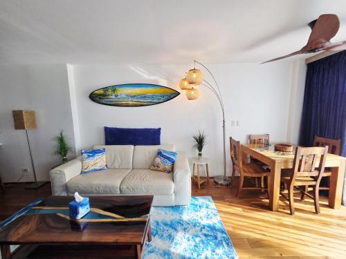 una sala de estar con un sofá y una mesa en Ocean & Marina View Suite, en Honolulu