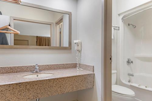 un bagno con lavandino, specchio e WC di Red Roof Inn Bowling Green a Bowling Green