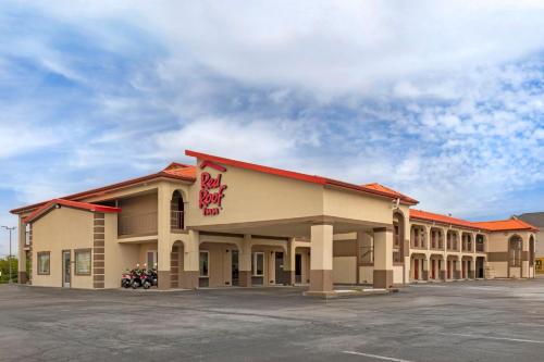 a building with a parking lot in front of it at Red Roof Inn Bowling Green in Bowling Green