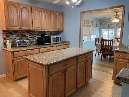Beach Haven West Lagoon Front Property Pets Accepted With Wifiにあるキッチンまたは簡易キッチン