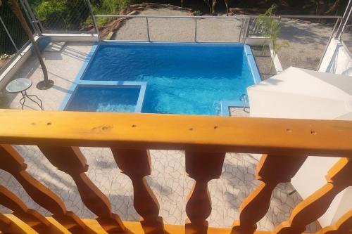 Πισίνα στο ή κοντά στο Amazon Dreams Lodge Cabin Perene Chanchamayo