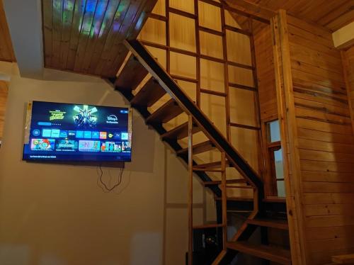 Μια τηλεόραση ή/και κέντρο ψυχαγωγίας στο Amazon Dreams Lodge Cabin Perene Chanchamayo