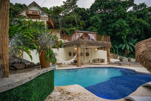 Bassein majutusasutuses Villa Bali with 5BR, Pool, WIFI, AC in el Yunque või selle lähedal