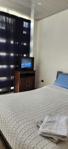 Una cama o camas en una habitación de HABITACION EN CASA PARTICULAR A UNoS PASOS DE LA UNAD