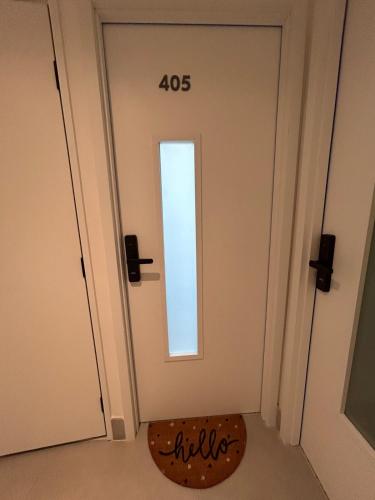 a door with a dog mat in front of it at Studio moderno e novo - Uni Home 405 - Boa Viagem in Niterói